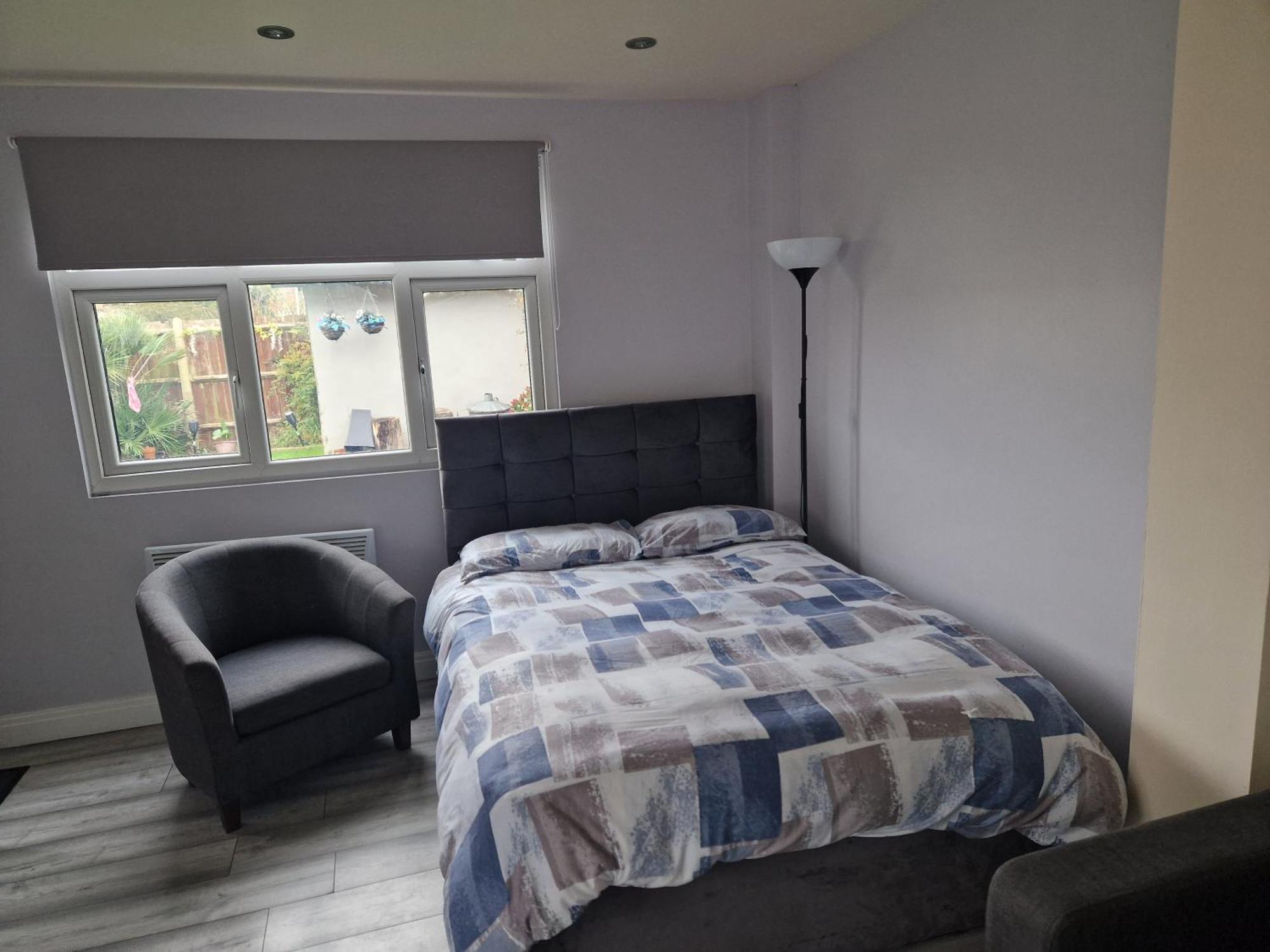 Garden Northolt Near Heathrow Airport Homestay