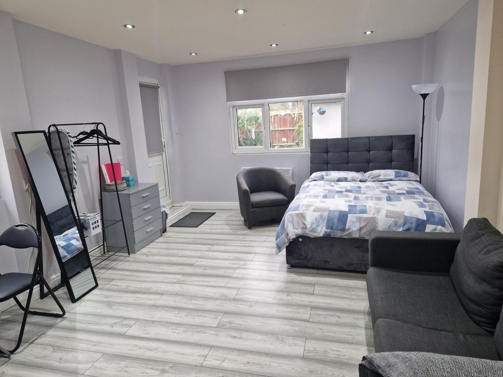 Homestay Garden Northolt Near Heathrow Airport