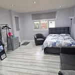 Garden Room Northolt Near Heathrow Airport